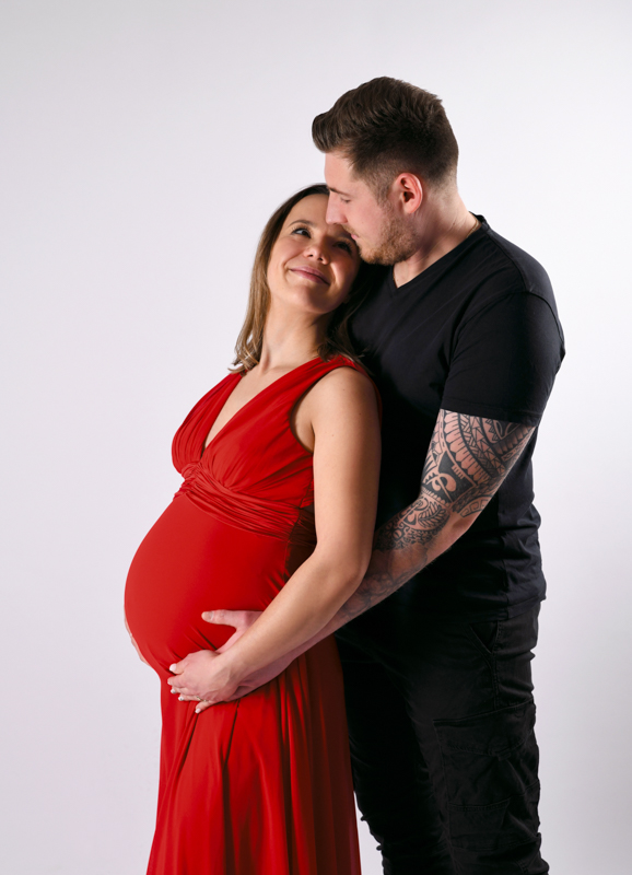 Schwangeres Pärchen im roten Kleid