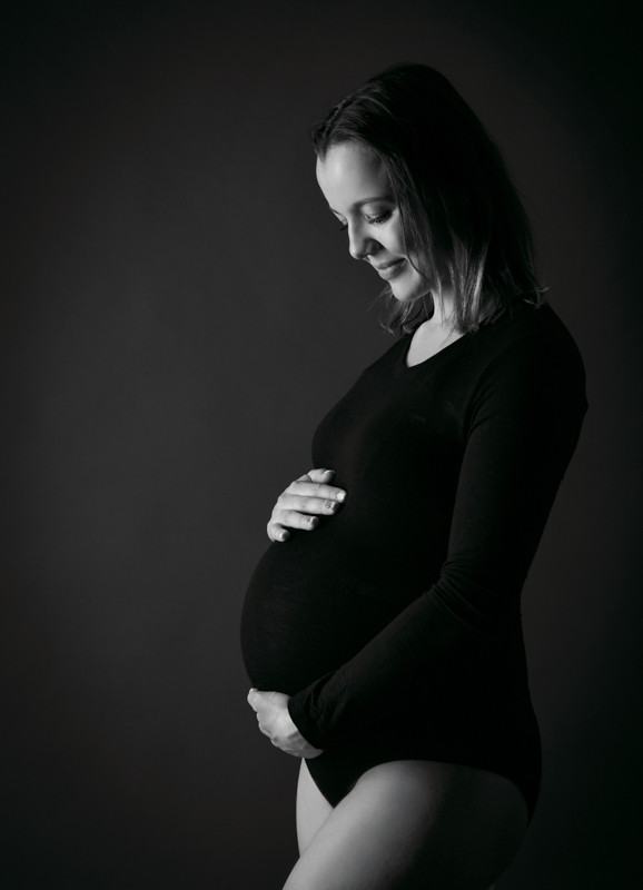 Schwarz Weiß Aufnahme Schwangere seitlich