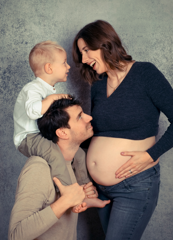 Familie Schwanger schauen sich lachend an