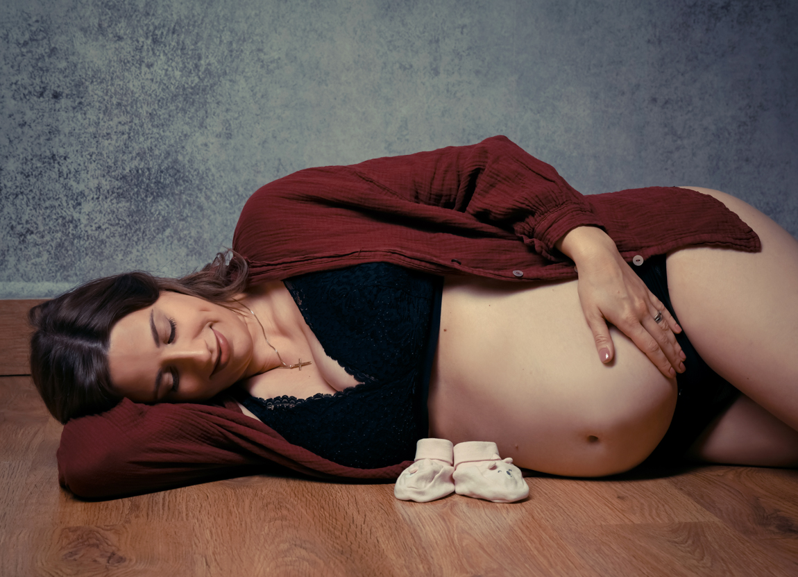 Schwangere liegt auf Boden