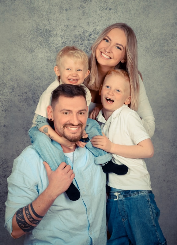 glückliche Familie sitzt auf Holzfußboden