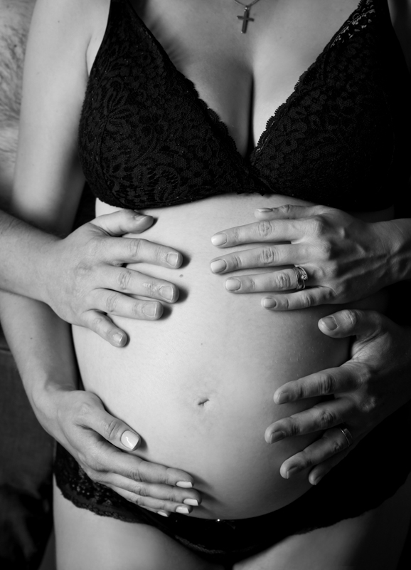 Babybauch mit 4 Händen am Bauch